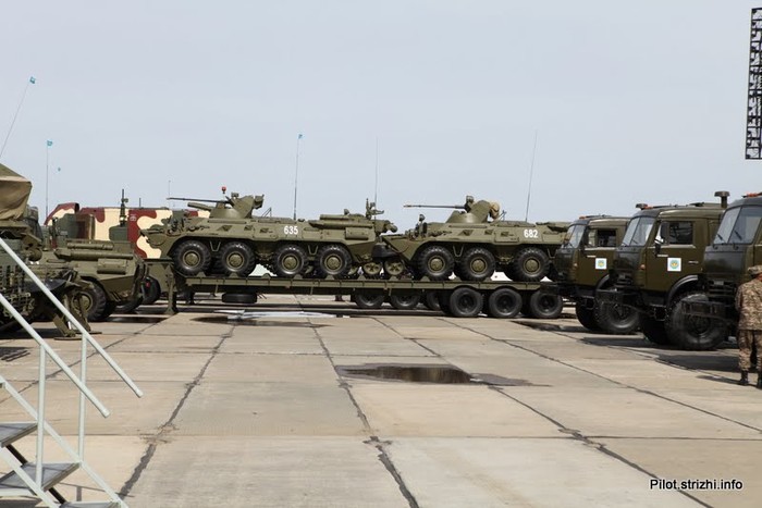 Dàn xe bọc thép BTR-82A được mang trên xe tải
